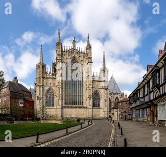 ST WILLIAM'S COLLEGE, YORK, ROYAUME-UNI - MAY9, 2023. Vue sur le paysage urbain de la grande fenêtre est de York Minster depuis le St William's College de York, Royaume-Uni Banque D'Images