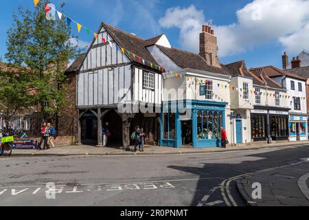 Vue sur le paysage de College Street et de la boutique de cadeaux National Trust au centre de la destination touristique populaire de York, au Royaume-Uni Banque D'Images