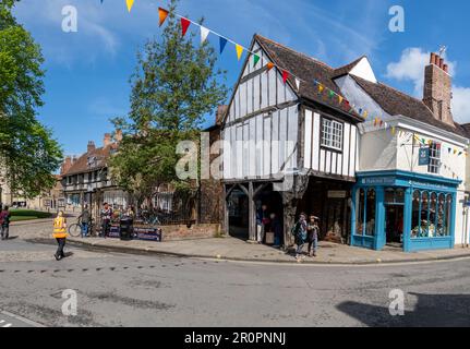 Vue sur le paysage de College Street et de la boutique de cadeaux National Trust au centre de la destination touristique populaire de York, au Royaume-Uni Banque D'Images