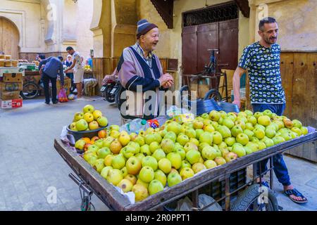 FES, Maroc - 31 mars 2023: Scène de rue près de la porte Médina de Semmarin, avec les habitants et les visiteurs, à Fes, Maroc Banque D'Images