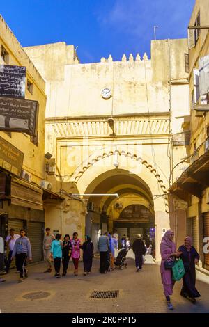 FES, Maroc - 31 mars 2023: Scène de rue près de la porte Médina de Semmarin, avec les habitants et les visiteurs, à Fes, Maroc Banque D'Images