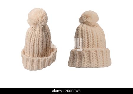 Bonnet beanie beige chaud avec pompon isolé sur fond blanc. Banque D'Images