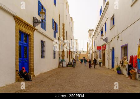 Essaouira, Maroc - 06 avril 2023 : scène de rue dans la médina, avec les habitants et les visiteurs, à Essaouira (Mogador), Maroc Banque D'Images