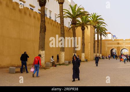 Essaouira, Maroc - 06 avril 2023 : vue sur les murs de la médina, avec les habitants et les visiteurs, à Essaouira (Mogador), Maroc Banque D'Images
