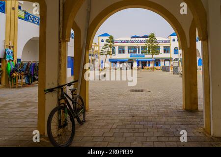Essaouira, Maroc - 06 avril 2023 : vue sur les bâtiments typiques de la médina d'Essaouira (Mogador), Maroc Banque D'Images