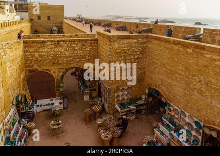 Essaouira, Maroc - 06 avril 2023 : vue sur les rues et les murs de la médina, avec les habitants et les visiteurs, à Essaouira (Mogador), Maroc Banque D'Images