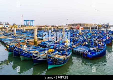Essaouira, Maroc - 06 avril 2023 : scène du port de pêche, avec bateaux et pêcheurs, à Essaouira (Mogador), Maroc Banque D'Images