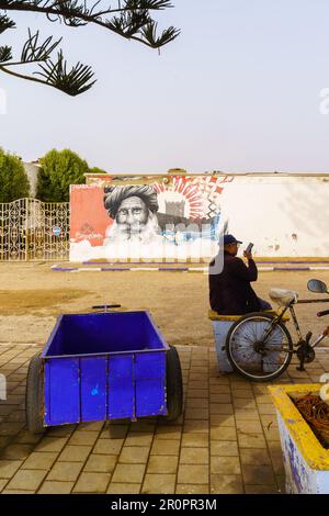 Essaouira, Maroc - 06 avril 2023 : scène de rue avec une peinture locale et murale en arrière-plan, à Essaouira (Mogador), Maroc Banque D'Images