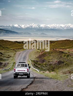 Charyn, Kazakhstan - 22 mai 2019. Toyota pick up camion sur la route entouré de montagnes dans le fond lointain près de Charyn Canyon au Kazakhstan. Banque D'Images