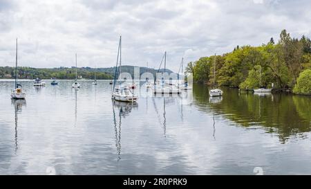 Yachts et voiliers vus dans un panorama à plusieurs images regardant vers le sud sur les rives ouest du lac Windermere en mai 2023. Banque D'Images