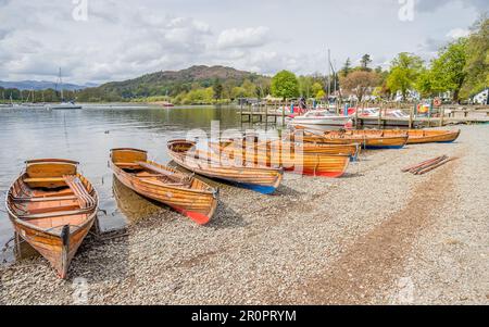 Des bateaux à rames photographiés ont été enlisés sur les rives de Waterhead, dans la section Ambleside du lac Windermere, vu en mai 2023 dans le district des lacs. Banque D'Images