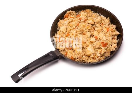 Pilaf savoureux avec poulet dans une poêle. Isolé sur un fond blanc. Banque D'Images