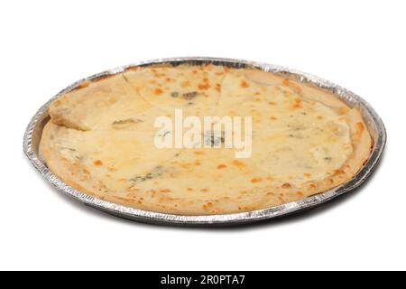 Pizza à quatre fromages isolée sur fond blanc. Banque D'Images