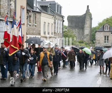 Vue sur la parade colorée le jour V-E, Domfront-en-Poiraie, Normandie, Nord-Ouest de la France, Europe le lundi 8th mai 2023 Banque D'Images