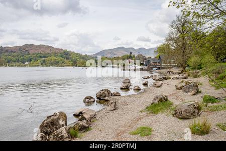 Les collines encaissent les belles eaux du lac Windermere, vu depuis les rives en face d'Ambleside dans le district des lacs. Banque D'Images