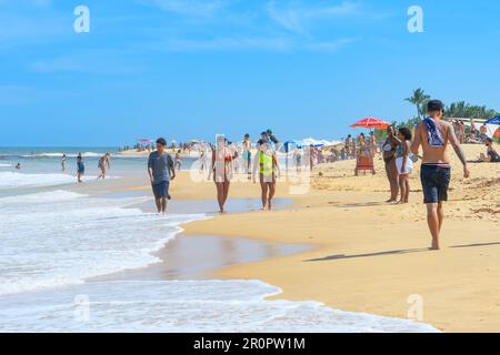 Trancoso, quartier de Porto Seguro, BA, Brésil - 06 janvier 2023: Les gens sur la plage de Nativos appréciant la journée sur la plage. Banque D'Images