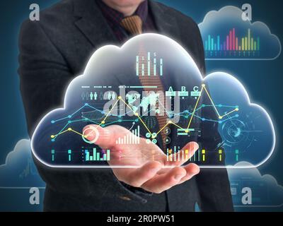 Homme d'affaires utilisant une plate-forme de gestion financière holographique dans le cloud Banque D'Images