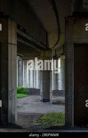 Sous l'anneau 3, appelé le Viaduc de Chatelet, vue sur les pilars en acier et béton | vue du Viaduc de Chatelet, cette poprtion du R3 qui pas Banque D'Images