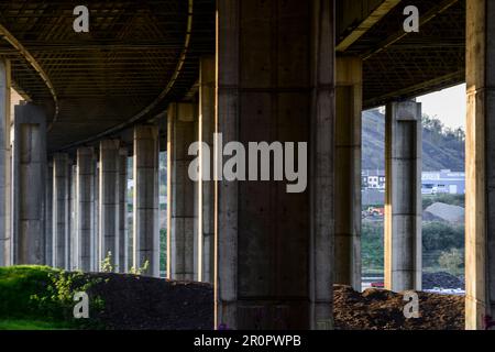 Sous l'anneau 3, appelé le Viaduc de Chatelet, vue sur les pilars en acier et béton | vue du Viaduc de Chatelet, cette poprtion du R3 qui pas Banque D'Images