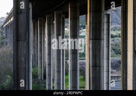 Sous l'anneau 3, appelé le Viaduc de Chatelet, vue sur les pilars en acier et béton | vue du Viaduc de Chatelet, cette poprtion du R3 qui pas Banque D'Images