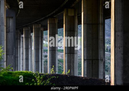 Sous l'anneau 3, appelé le Viaduc de Chatelet, vue sur les pilars en acier et béton | vue du Viaduc de Chatelet, cette poprtion du R3 qui pas Banque D'Images