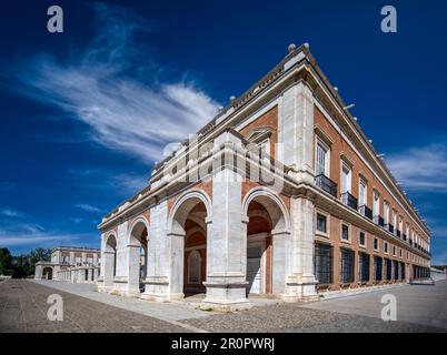 Perspective vue latérale du Palais Royal d'Aranjuez, Madrid par une journée très lumineuse avec ciel bleu et nuages Banque D'Images