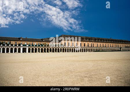 Plaza de Parejas à côté du Palais Royal d'Aranjuez, Madrid, Espagne avec un bâtiment historique à porcons en arrière-plan Banque D'Images