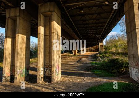 Sous l'anneau 3, appelé le Viaduc de Chatelet, vue sur les pilars en acier et béton | vue du Viaduc de Chatelet, cette poprtion du R3 qui pas Banque D'Images