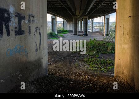 Sous l'anneau 3, appelé le Viaduc de Chatelet, vue sur les pilars en acier et béton | vue du Viaduc de Chatelet, cette poprtion du R3 qui pas Banque D'Images