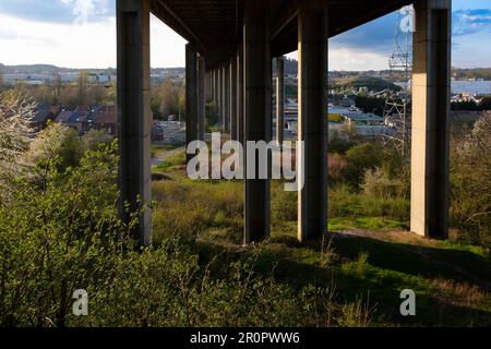 Sous l'anneau 3, appelé le Viaduc de Chatelet, vue sur les pilars en acier et béton | vue du Viaduc de Chatelet, cette poprtion du R3 qui pas Banque D'Images