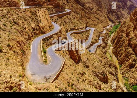 Vue sur une route sinueuse au-dessus d'un col de montagne, dans la gorge de Dades, les montagnes du Haut Atlas, Maroc central Banque D'Images