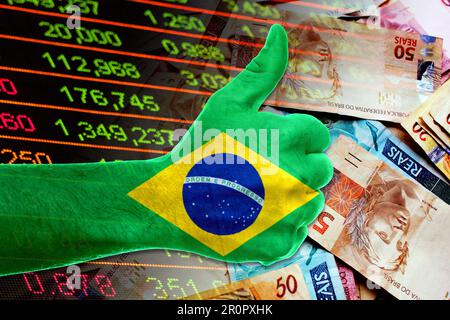 Graphique de l'économie : avec le drapeau du Brésil, les indicateurs boursiers et les billets réels brésiliens en espèces (argent, inflation, succès, marchés, finance, entreprise Banque D'Images