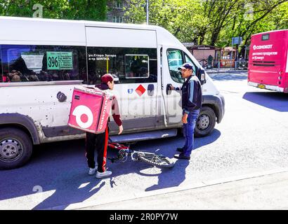 Samara, Russie - 7 mai 2023: Accident de voiture dans une rue de ville avec un cycliste d'un service de livraison. Le minibus a couru sur un cycliste d'un service de livraison Banque D'Images