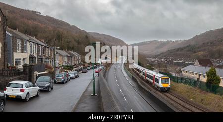Transport pour le train turbostar de classe 170 du pays de Galles passant par les rangées de maisons en terrasse alors qu'il passe devant le MCG, Blaenau Gwent, pays de Galles, sur la ligne de chemin de fer Ebbw Vale Banque D'Images