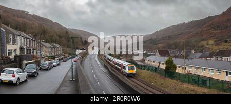 Transport pour le train turbostar de classe 170 du pays de Galles passant par les rangées de maisons en terrasse alors qu'il passe devant le MCG, Blaenau Gwent, pays de Galles, sur la ligne de chemin de fer Ebbw Vale Banque D'Images
