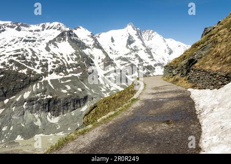 Sentier alpin à Franz-Josef-Hoehe près de la montagne Grossglockner en Autriche, Heiligenblut, Kaernten, Oesterreich Banque D'Images