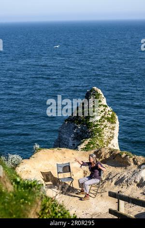 Etretat entre ville historique, plage de galets et falaises sur la côte d'Albatre - falaises d'Amont | Etretat ville historique entre plage de galettes, fal Banque D'Images