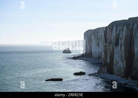 Etretat entre ville historique, plage de galets et falaises sur la côte d'Albatre - falaises d'Amont | Etretat ville historique entre plage de galettes, fal Banque D'Images