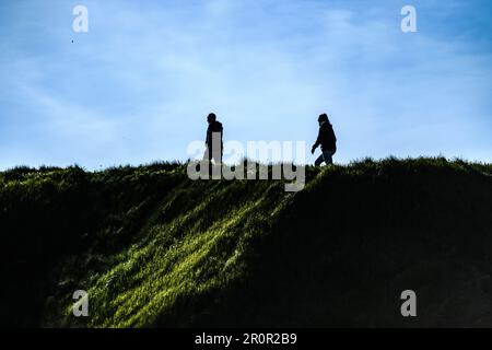 Etretat entre ville historique, plage de galets et falaises sur la côte d'Albatre - falaises d'Amont | Etretat ville historique entre plage de galettes, fal Banque D'Images