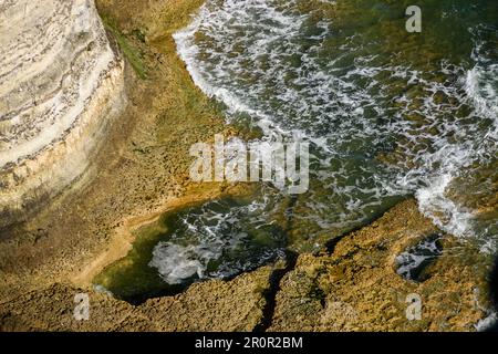 Etretat entre ville historique, plage de galets et falaises sur la côte d'Albatre - falaises d'Amont | Etretat ville historique entre plage de galettes, fal Banque D'Images