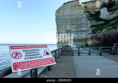 Etretat entre ville historique, plage de galets et falaises sur la côte d'Albatre - falaises d'Amont | Etretat ville historique entre plage de galettes, fal Banque D'Images