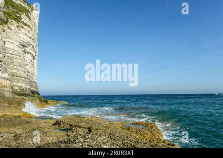 Etretat entre ville historique, plage de galets et falaises sur la côte d'Albatre - falaises d'Amont | Etretat ville historique entre plage de galettes, fal Banque D'Images