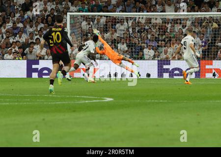 Madrid, Espagne. 09th mai 2023. Le Vinícius Júnior du Real Madrid a obtenu des scores lors de la Ligue des champions demi-jambe 1 entre le Real Madrid et la ville de Manchester au stade Santiago Bernabeu de Madrid, en Espagne, sur 9 mai 2023. Crédit : Edward F. Peters/Alay Live News Banque D'Images