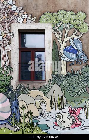 Fenêtre avec graffiti Paysage naturel, immeuble d'appartements non rénové, arrière-cour, quartier branché extérieur Neustadt, Dresde, Saxe, Allemagne Banque D'Images