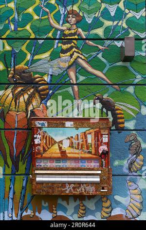 Graffiti, distributeur de cigarettes peintes, distributeur de l'art, figurine Bee-Maja, quartier extérieur de la scène Neustadt, Dresde, Saxe, Allemagne Banque D'Images