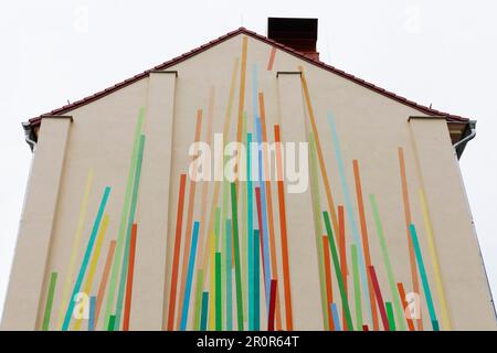 Maison murale peinte avec des rayures colorées, murale abstraite, quartier branché extérieur Neustadt, Dresde, Saxe, Allemagne Banque D'Images