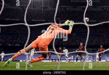 Le Vinicius Junior du Real Madrid marque le premier but de son équipe lors de la Ligue des champions de l'UEFA, demi-finale, première étape du match au stade Santiago Bernabeu de Madrid, en Espagne. Date de la photo: Mardi 9 mai 2023. Banque D'Images