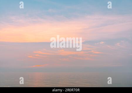coucher de soleil pastel sur la mer avec vol d'oiseau unique Banque D'Images