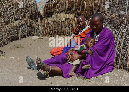 Maasai femme, cabane, enfants, Tanzanie Banque D'Images