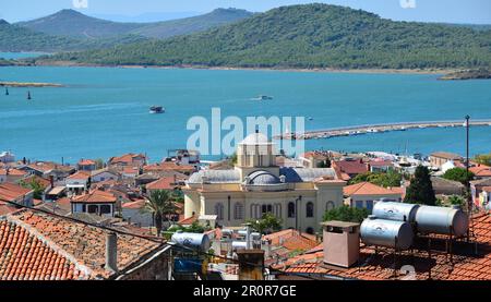 Situé sur l'île de Cinda en Turquie, l'église Taksiyarhis est un lieu visité par les touristes. Banque D'Images